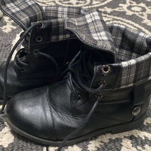 Girls combat boots. - Solis boots size 13 black and gray